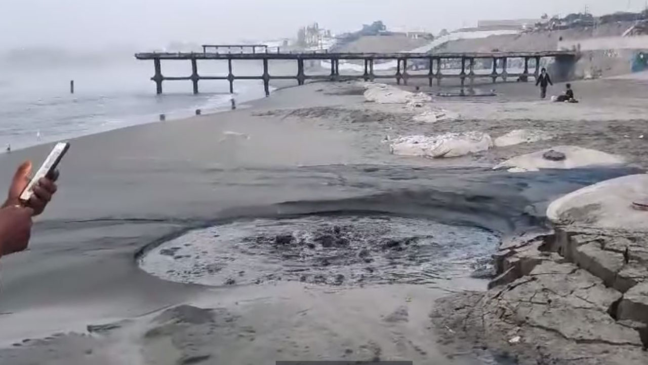 Extraño fenómeno en playa El Puerto causa alarma